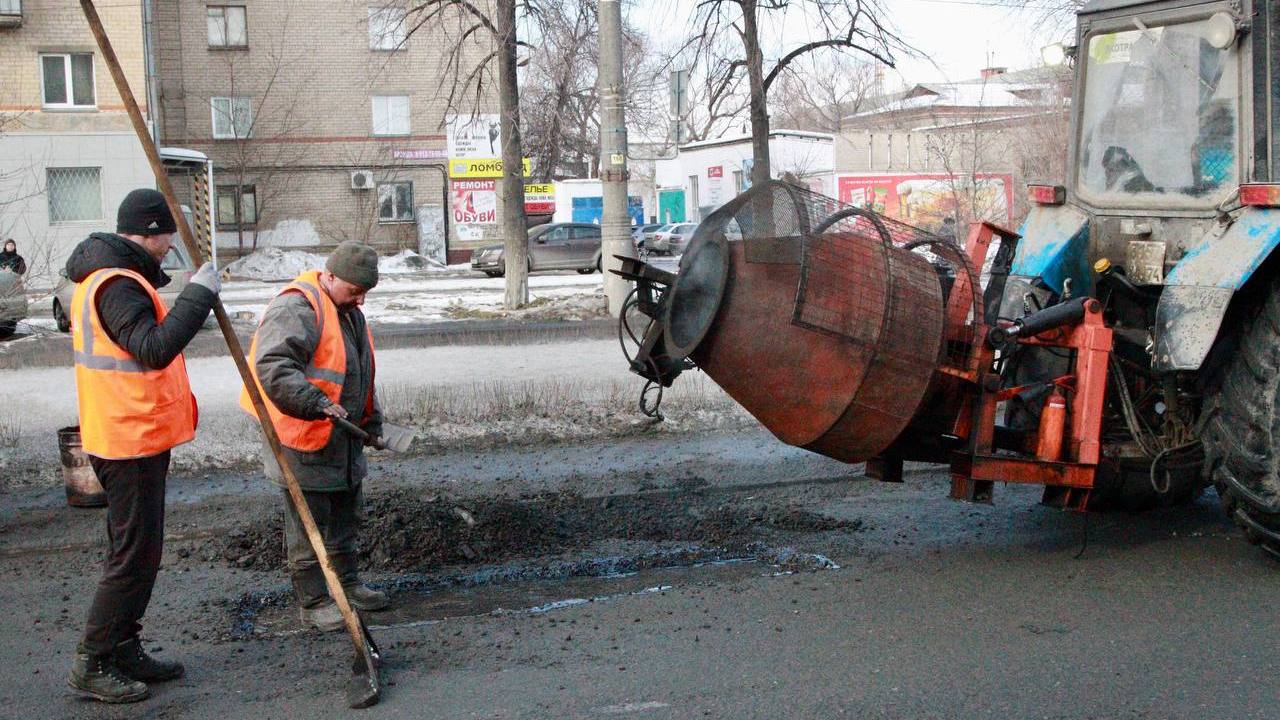 Дорожные ямы в Челябинске начали заливать холодным асфальтом