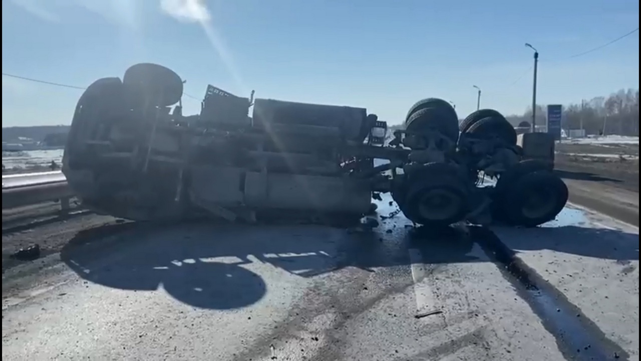 На трассе М5 "Урал" в Челябинской области перевернулись 2 грузовика