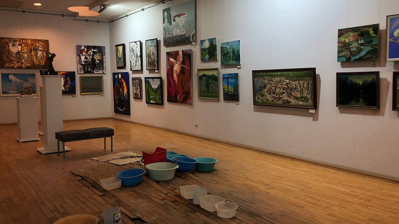 Выставочный зал Союза художников в Челябинске заливает водой