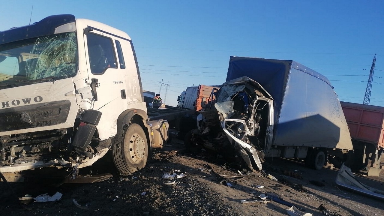 КАМАЗ протаранил три машины на трассе в Челябинской области