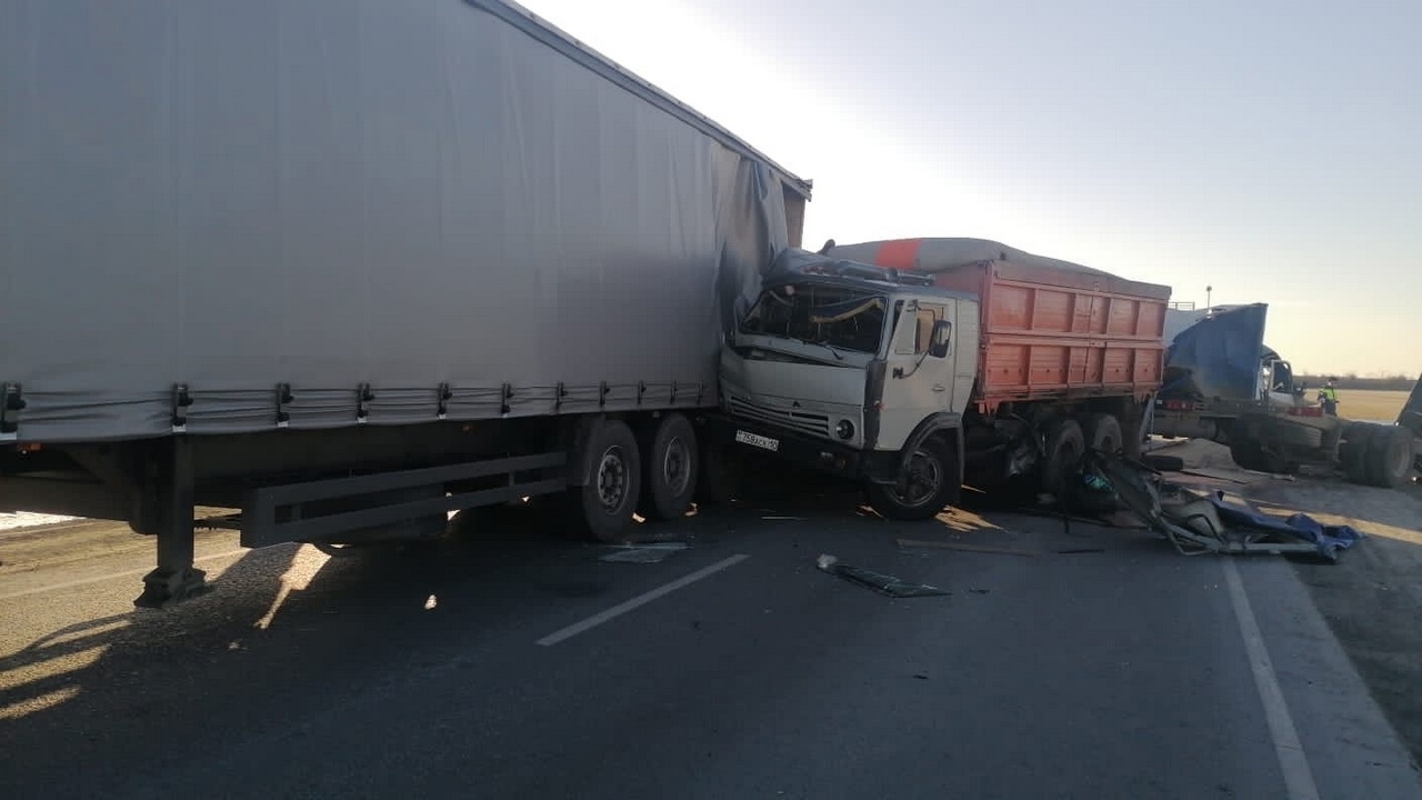 КАМАЗ протаранил три машины на трассе в Челябинской области