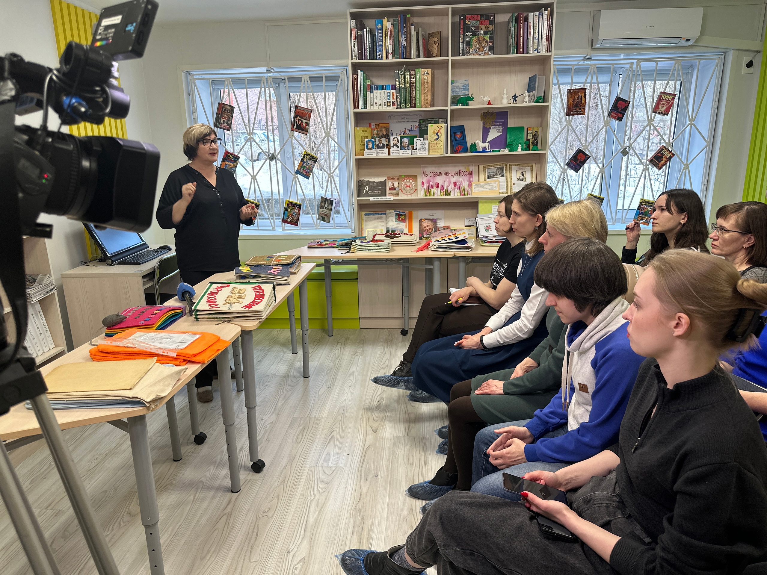 Мягкие страницы и объемные рисунки: челябинцев учат делать книги для слепых 