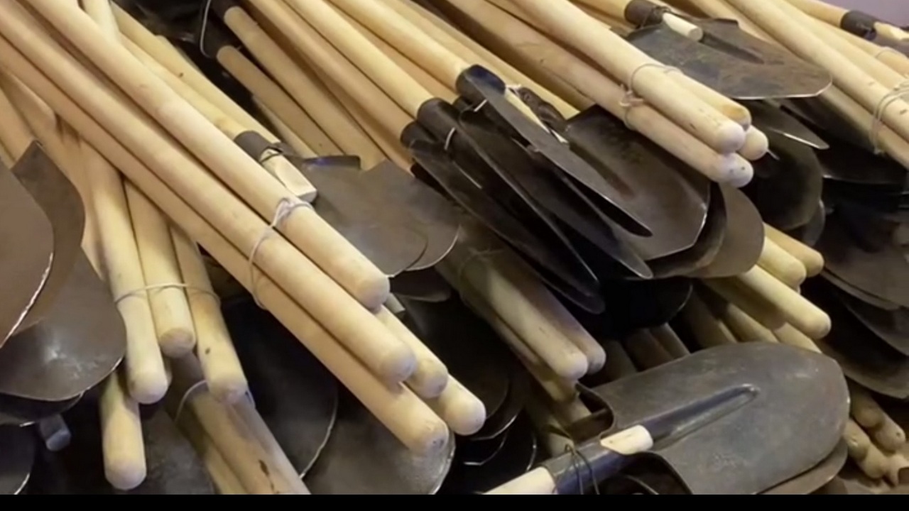 Пенсионер из Челябинска передал на Донбасс 300 лопат