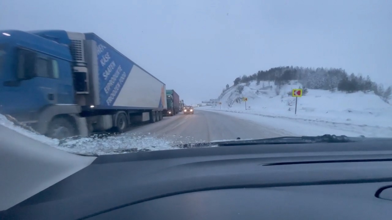 Из-за снегопада на трассе М5 в Челябинской области образовались заторы