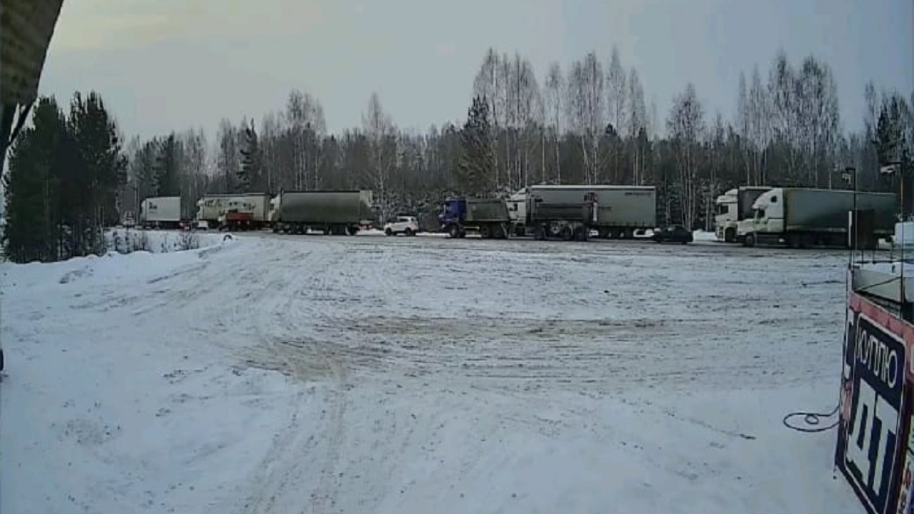 Из-за снегопада на трассе М5 в Челябинской области образовались заторы