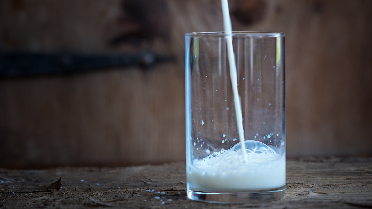 Просроченное молоко поставили для школьников в Челябинской области