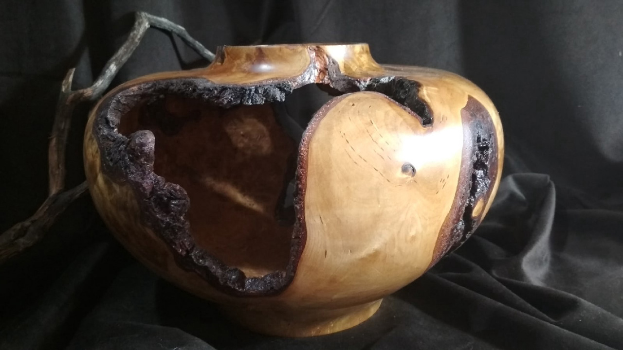 Ажурные вазы из "древесной кости" создает мастер в Челябинской области