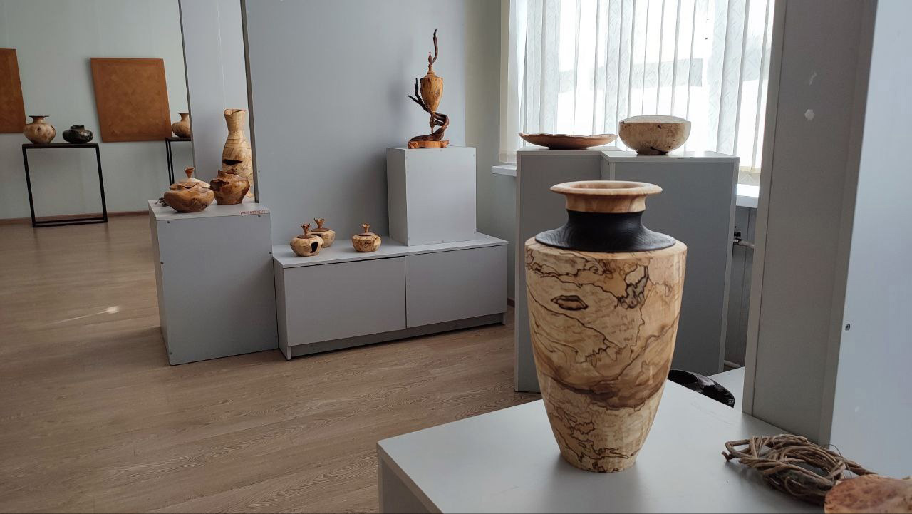 Ажурные вазы из "древесной кости" создает мастер в Челябинской области