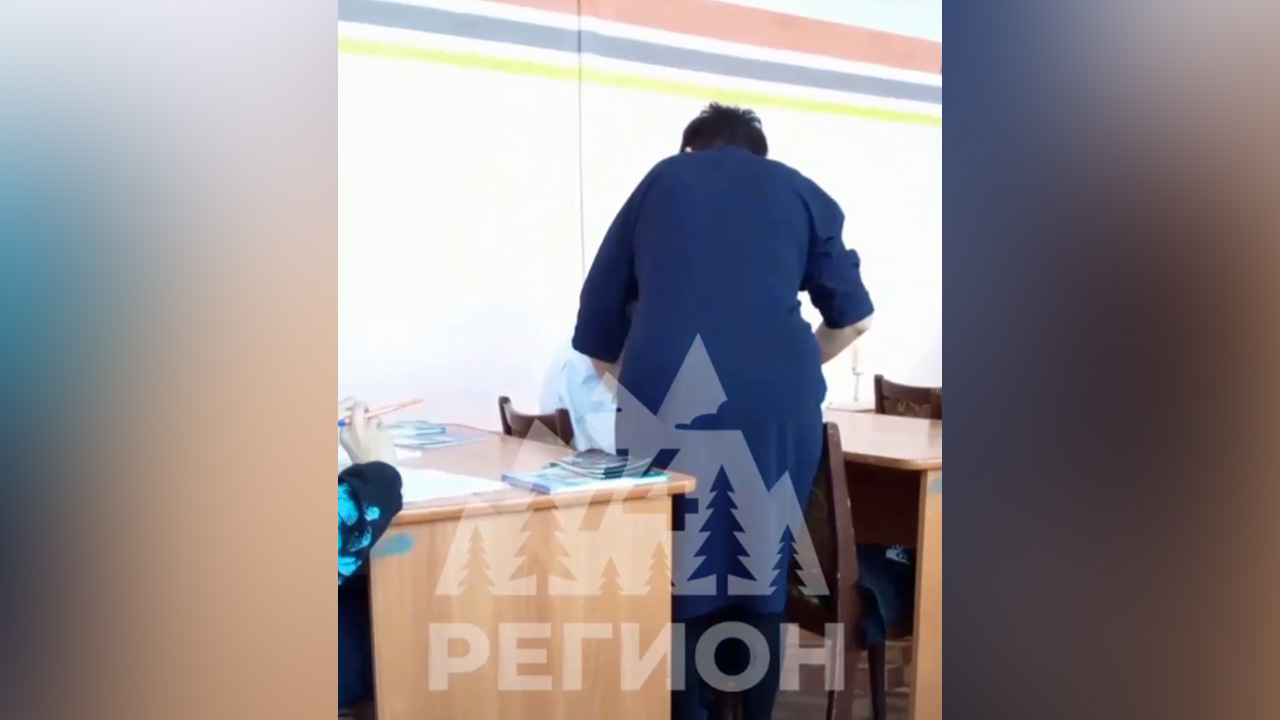 В школе Челябинской области сняли на видео, как учитель ударила ребенка