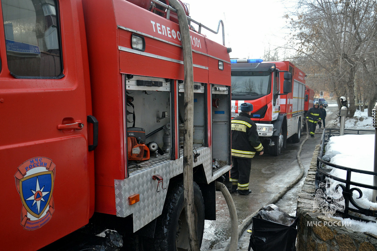 Из-за пожара в спорткомплексе в Челябинске эвакуировались 10 человек