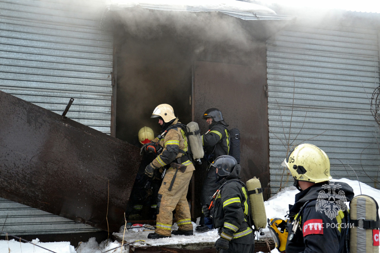 Из-за пожара в спорткомплексе в Челябинске эвакуировались 10 человек