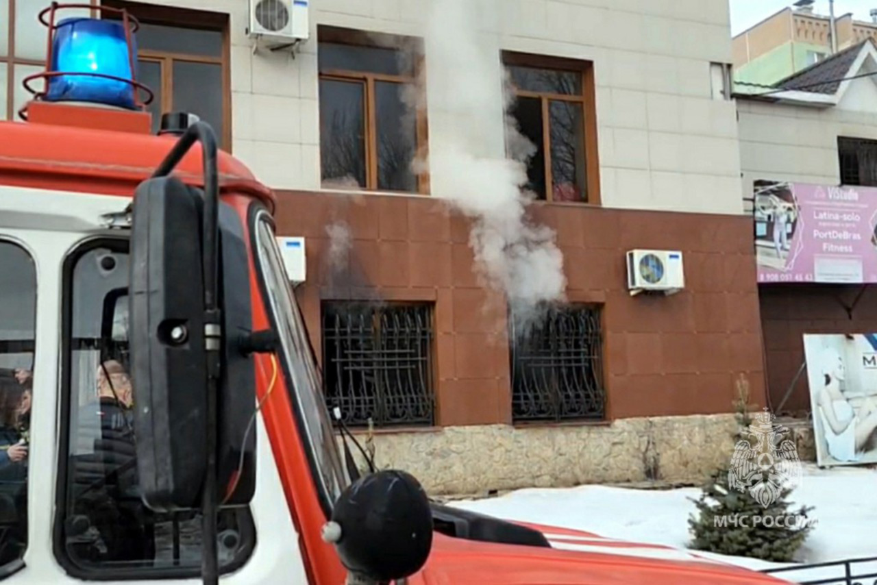 Из-за пожара в спорткомплексе в Челябинске эвакуировались 10 человек