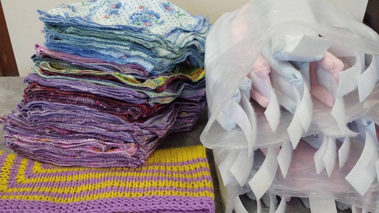 Мастерицы в Челябинске шьют и вяжут одежду для недоношенных детей