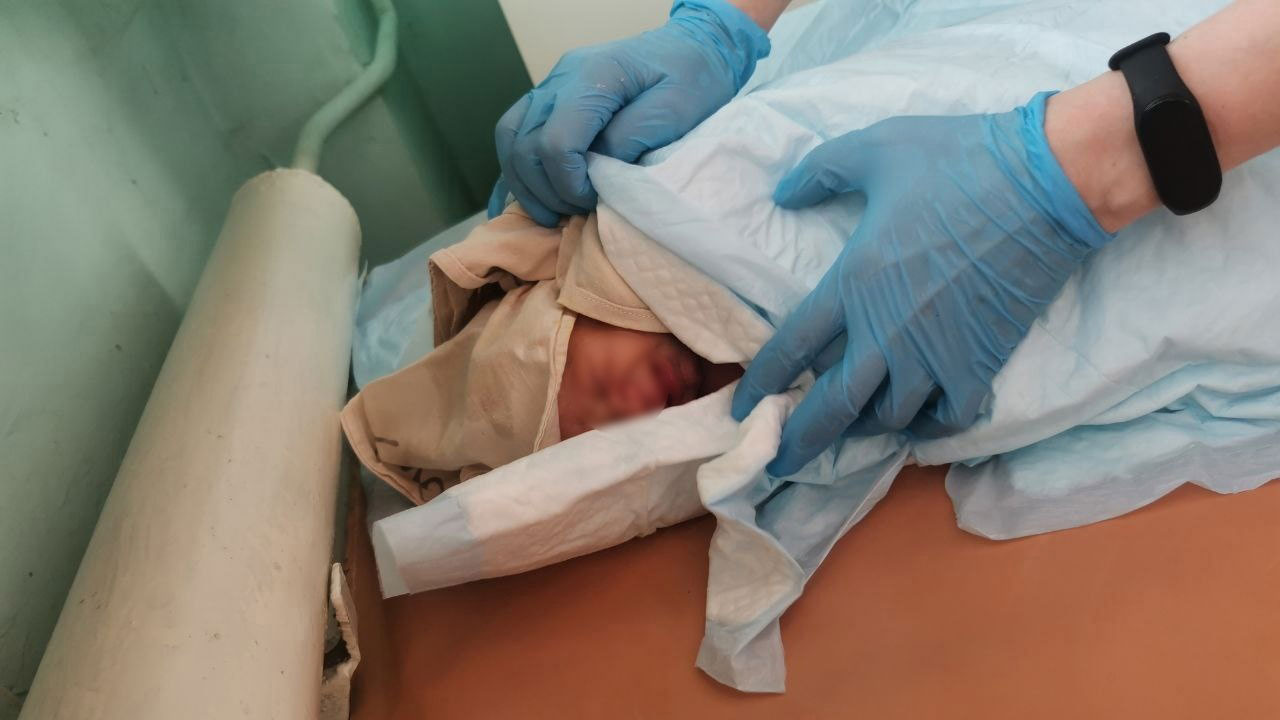 В Челябинске женщина пришла в больницу с болями в животе и внезапно родила