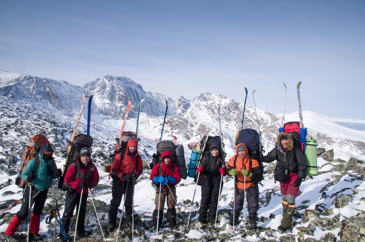 Группа туристов за первый день девятидневного похода. Поход в горы. Фото туристов в горах. Фото путешественников. Группа туристов.