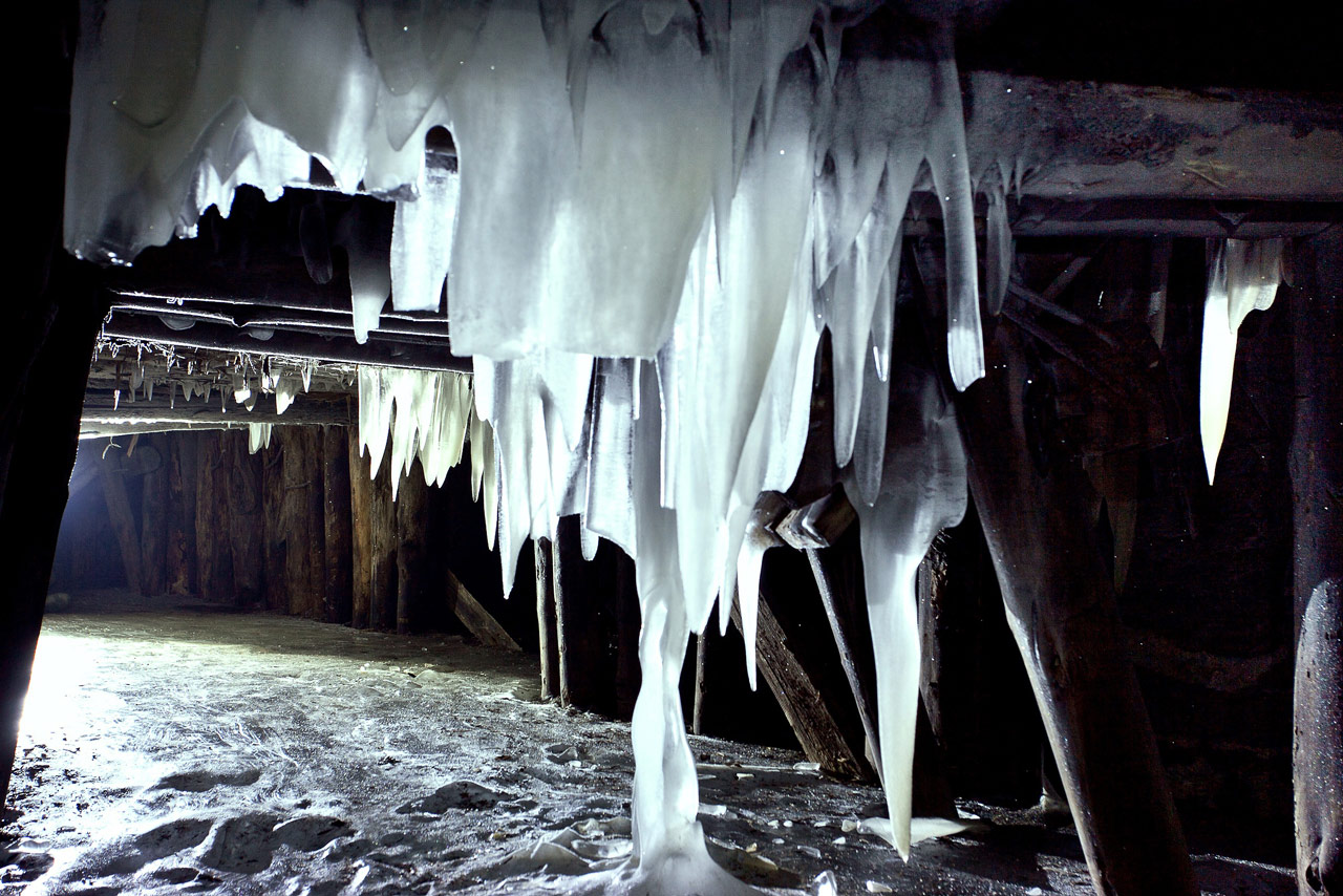 Хрупкая красота: в штольнях Челябинской области выросли ледяные фигуры