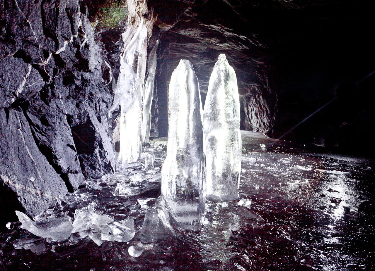 Хрупкая красота: в штольнях Челябинской области выросли ледяные фигуры