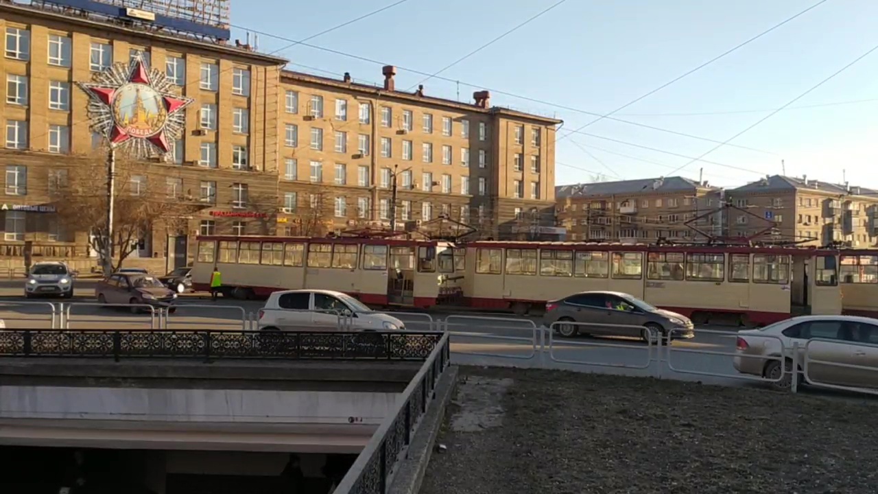 Трамвай сошел с рельсов на перекрестке в Челябинске ВИДЕО