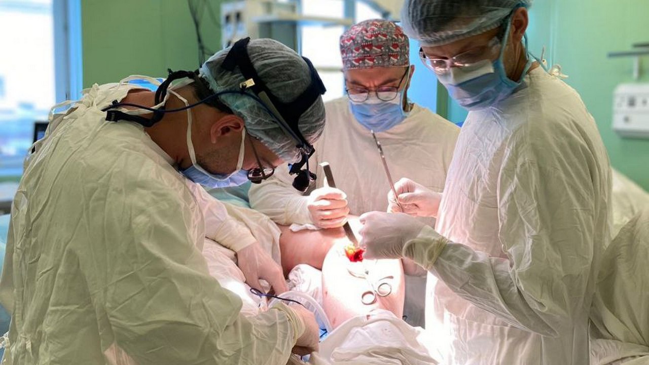 Врачи в Челябинске удалили пациенту гигантскую опухоль под коленом