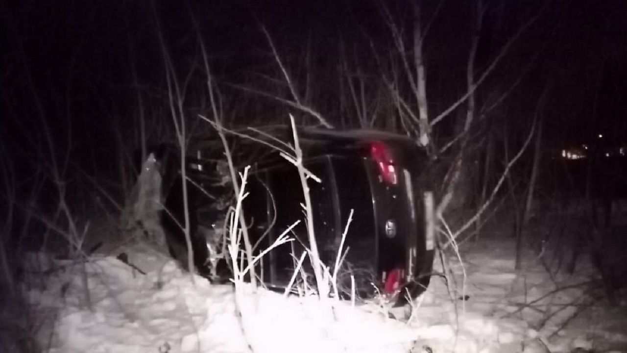 В Челябинской области иномарка вылетела с дороги: водитель застрял в салоне
