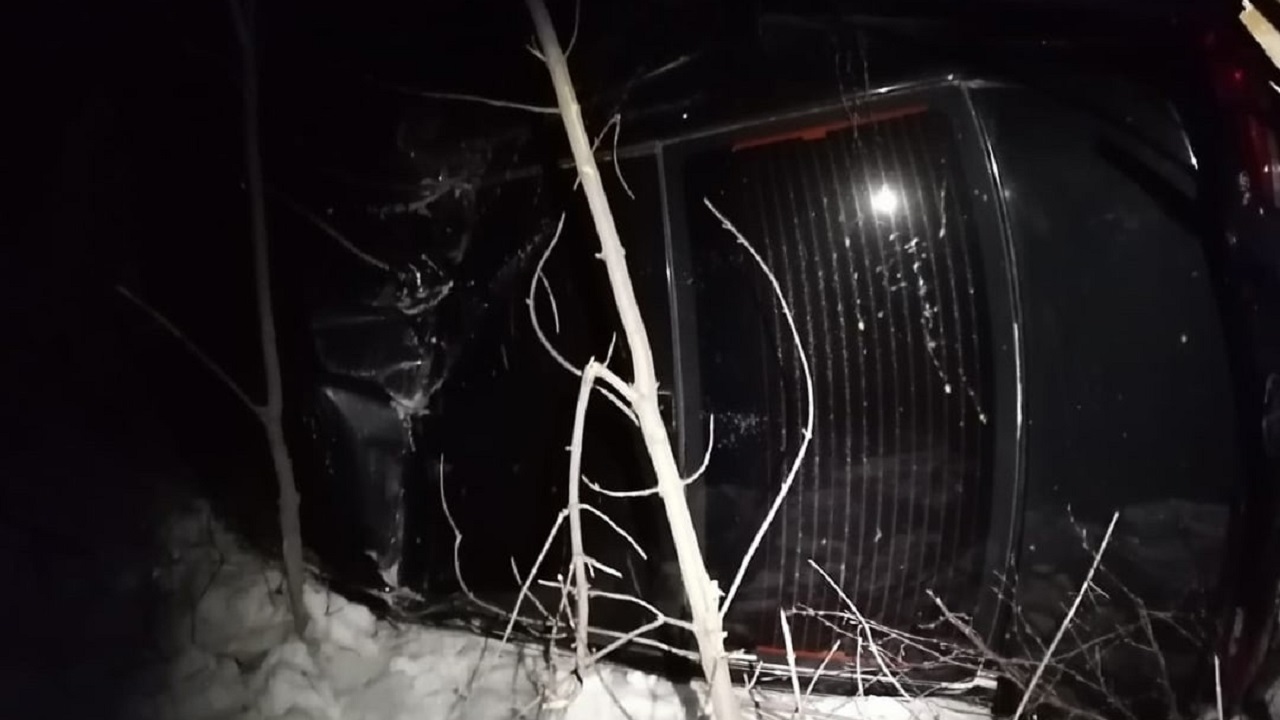 В Челябинской области иномарка вылетела с дороги: водитель застрял в салоне