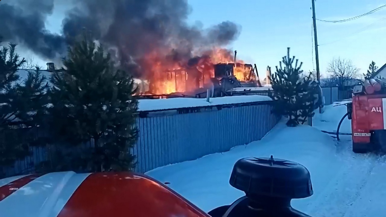 В поселке под Челябинском пожар уничтожил баню и частный дом