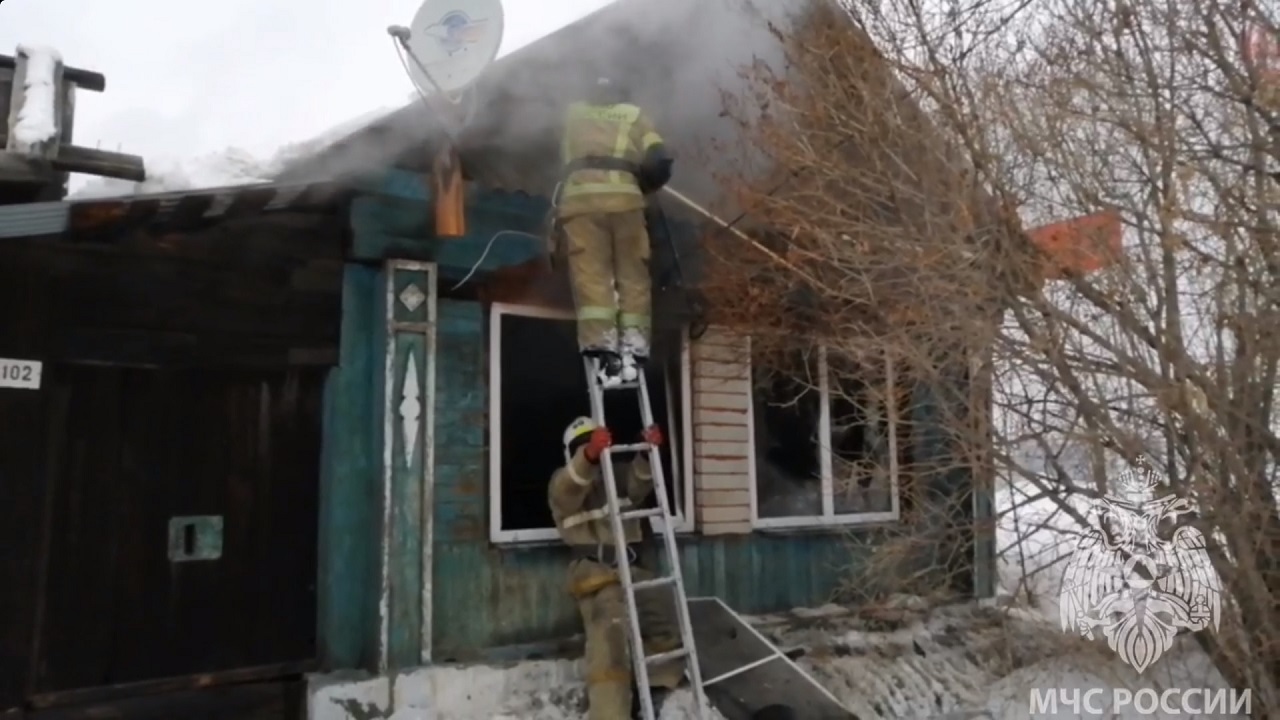Газовый баллон чуть не взорвался во время пожара в Челябинской области