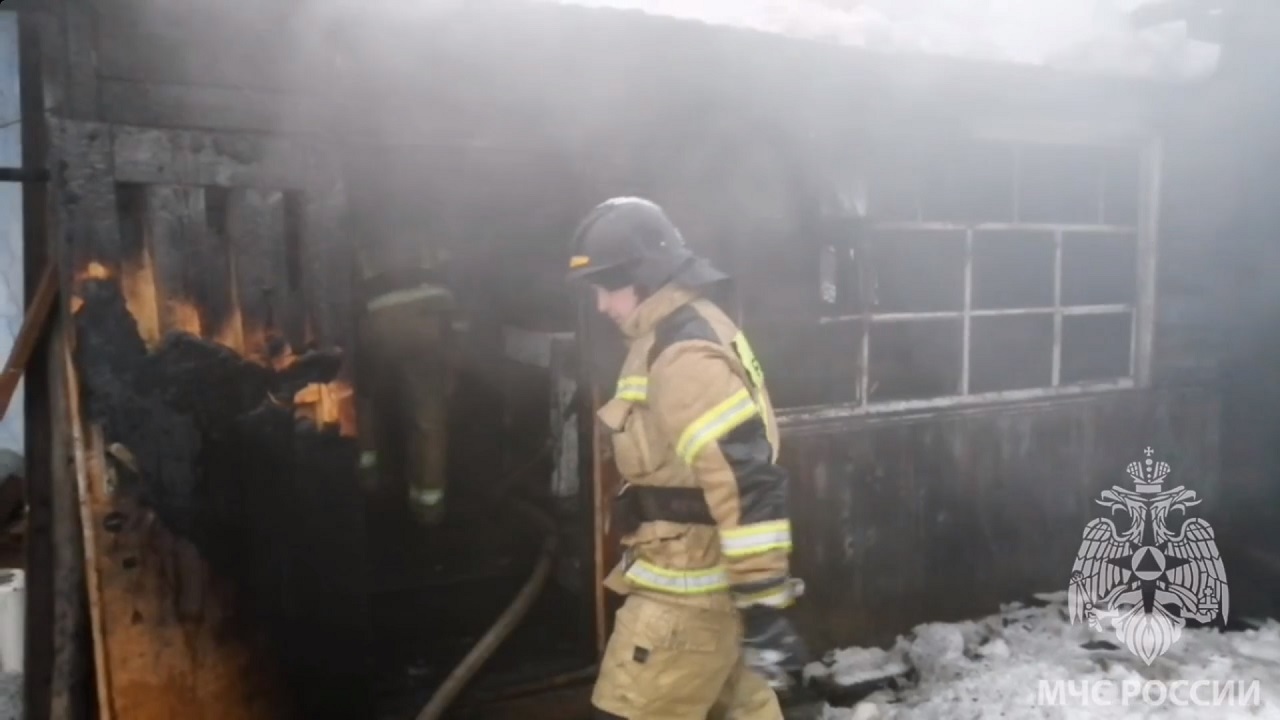 Газовый баллон чуть не взорвался во время пожара в Челябинской области