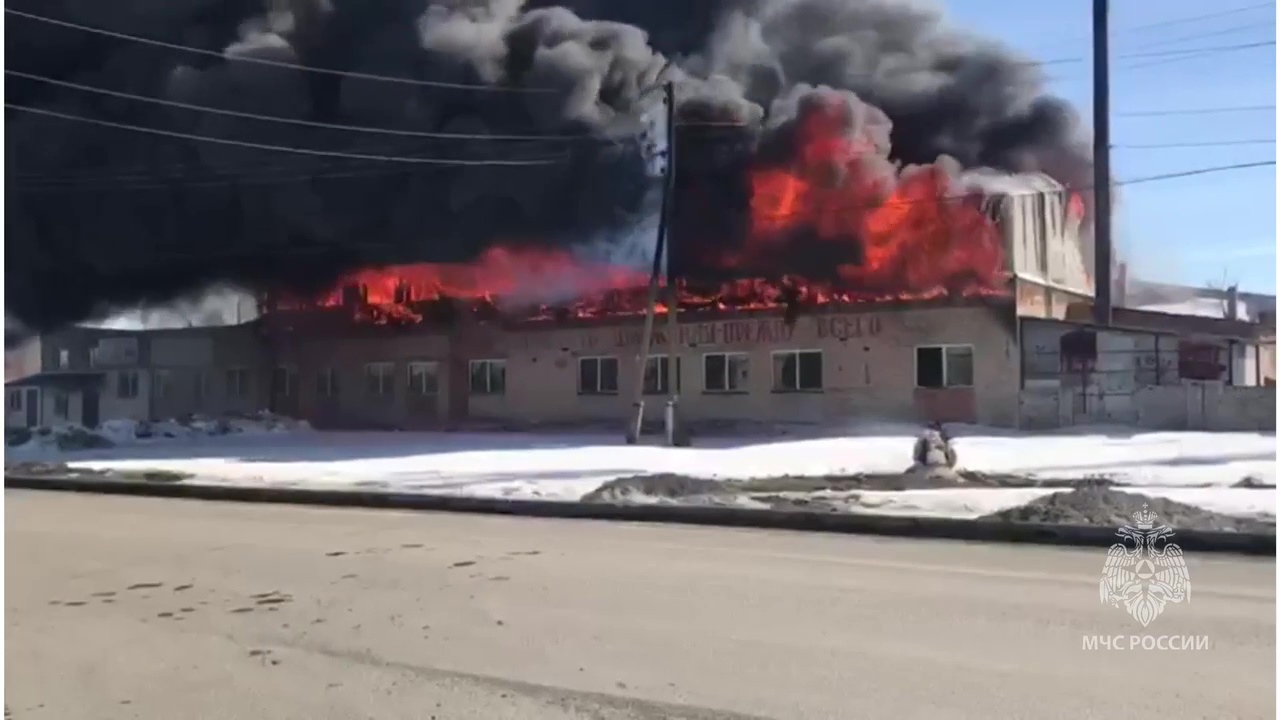 Под Челябинском горит здание предприятия по ремонту рефрижераторов