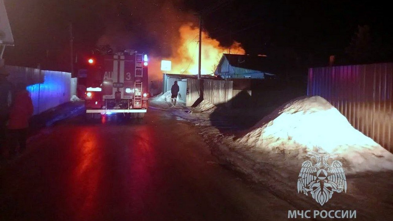 Под Челябинском горел жилой дом, огонь едва не перекинулся к соседям