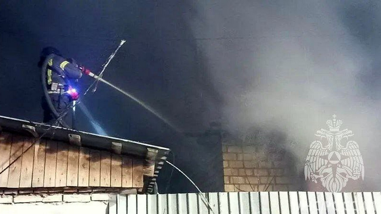 Под Челябинском горел жилой дом, огонь едва не перекинулся к соседям Под Челябинском горел жилой дом, огонь едва не перекинулся к соседям
