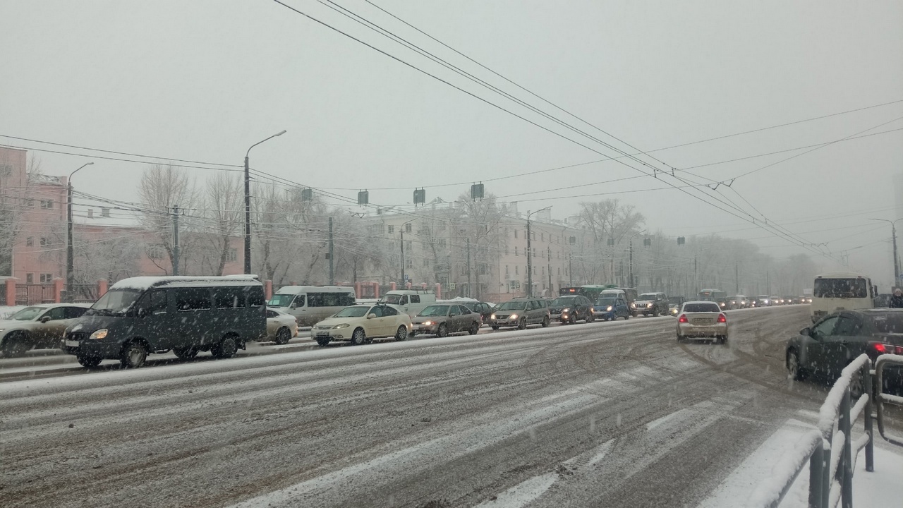 В Челябинске водитель сломанного троллейбуса перевел пассажиров через дорогу