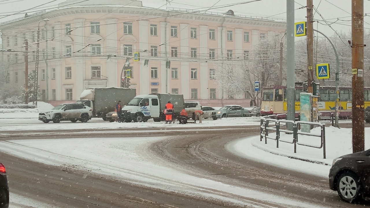 В Челябинске водитель сломанного троллейбуса перевел пассажиров через дорогу 