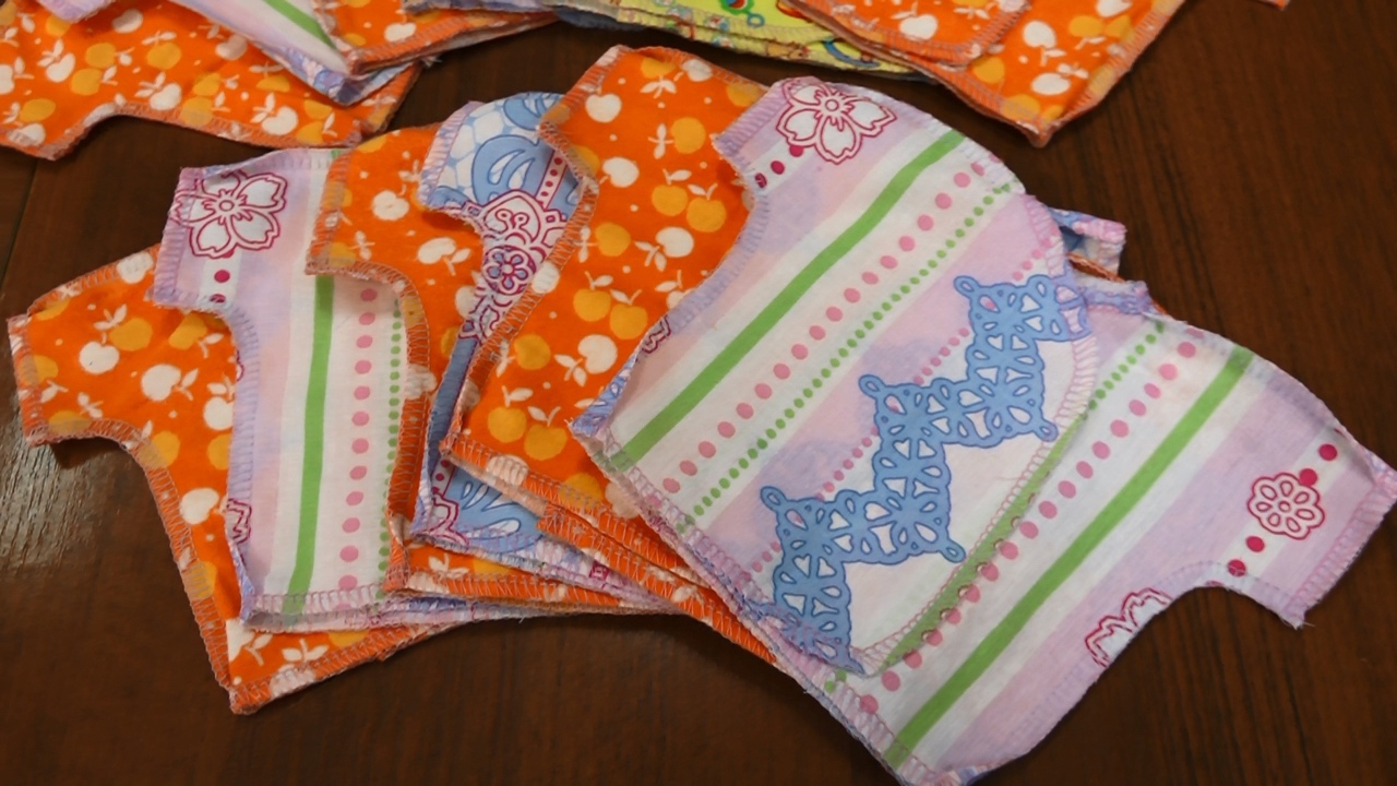 В Челябинске мастерицы шьют и вяжут для недоношенных детей 