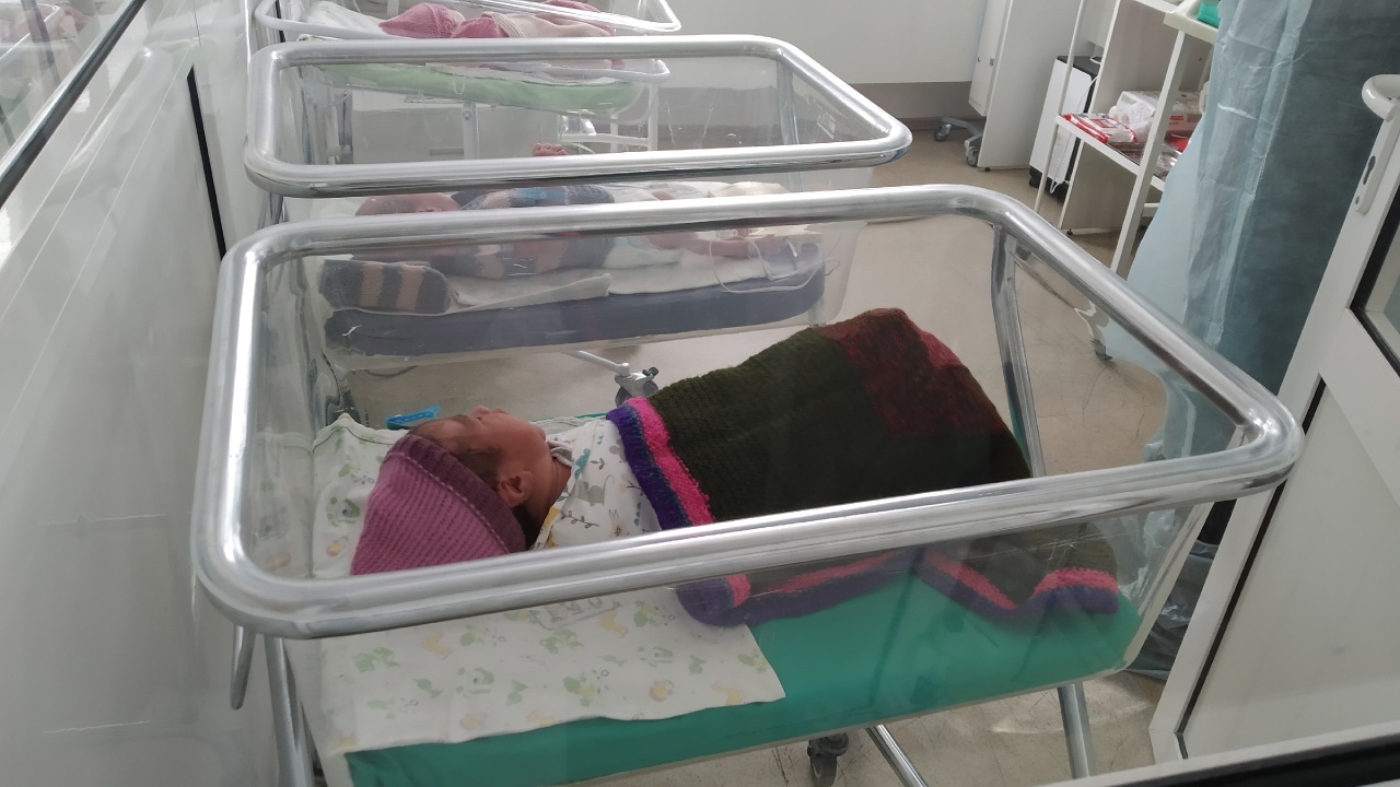 В Челябинске мастерицы шьют и вяжут для недоношенных детей 