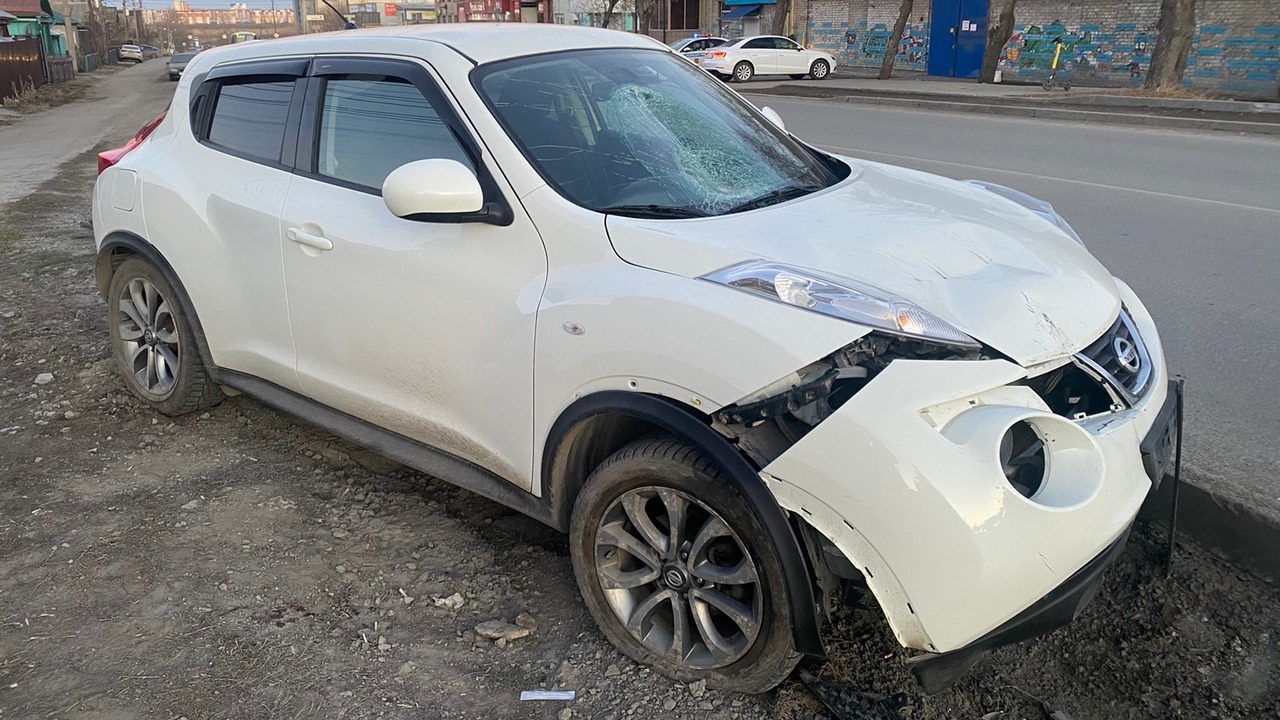 Иномарка в Челябинске сбила двоих подростков на электросамокате