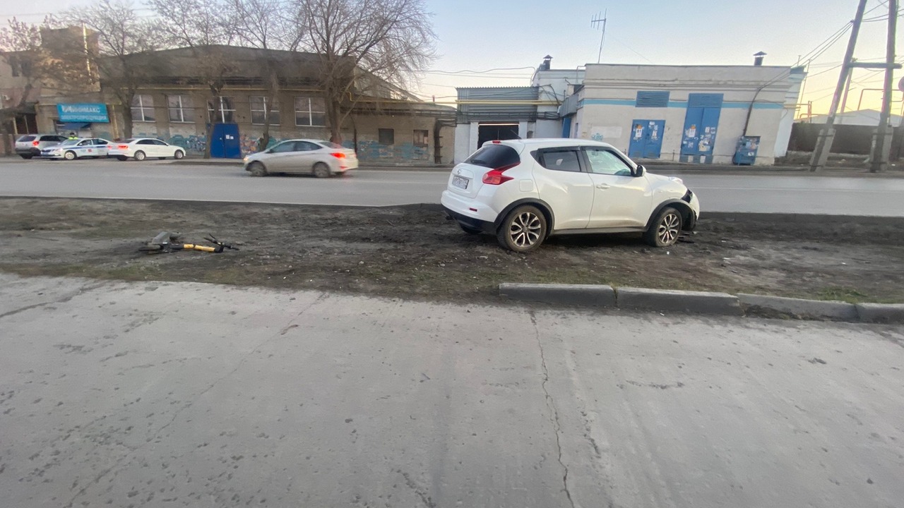 Иномарка в Челябинске сбила двоих подростков на электросамокате