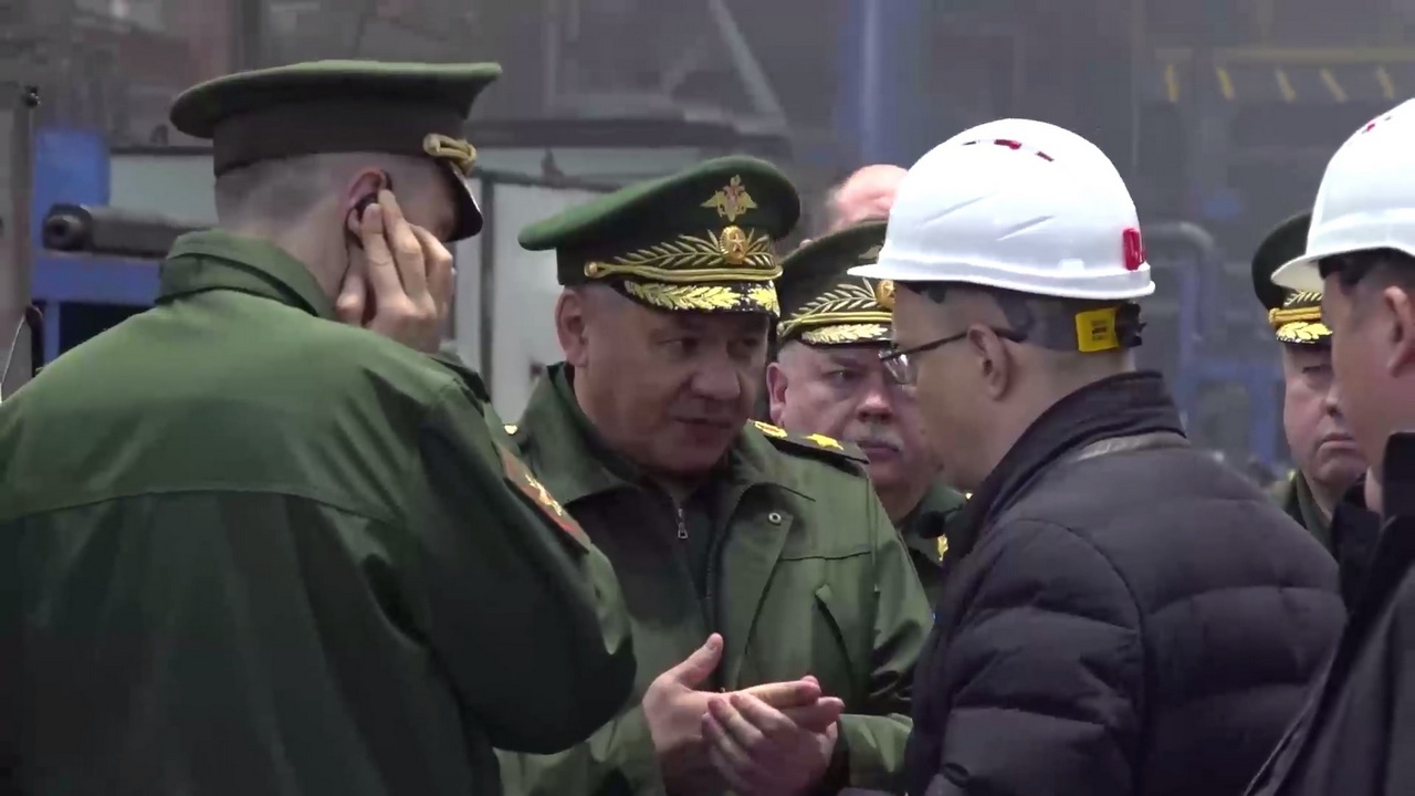 Министр обороны Сергей Шойгу посетил предприятия Челябинской области
