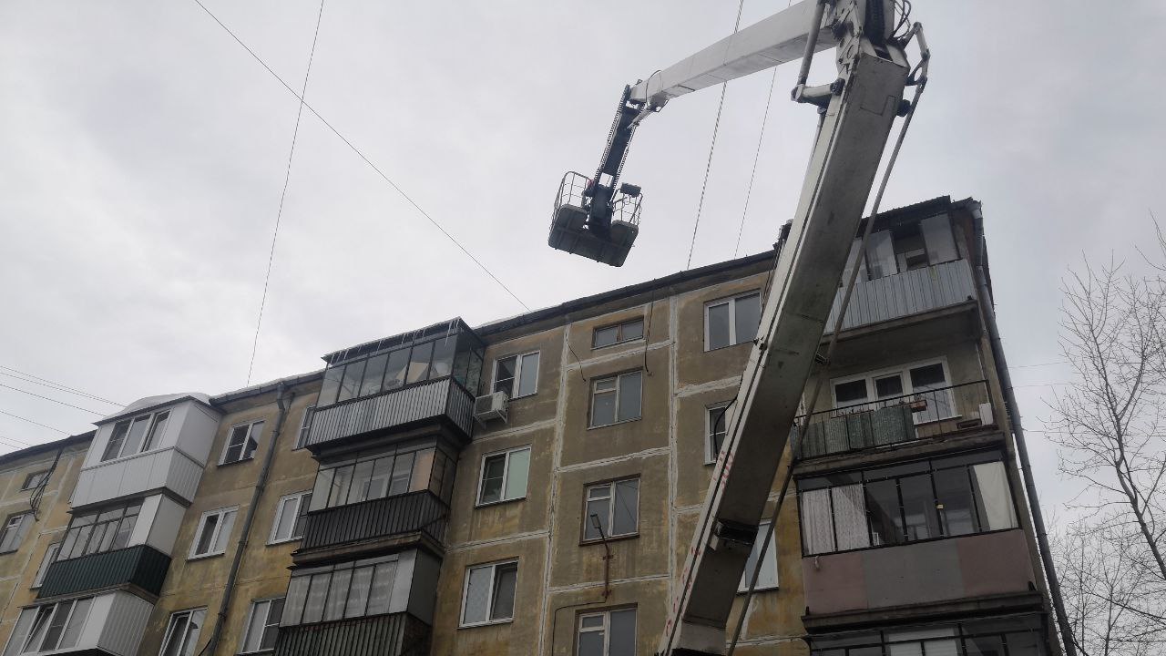В Челябинске идет борьба с сосульками на крышах зданий  