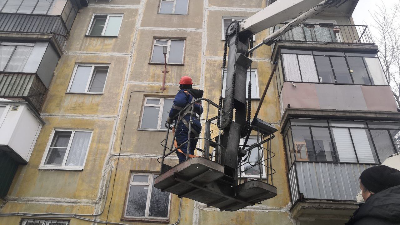 В Челябинске идет борьба с сосульками на крышах зданий  