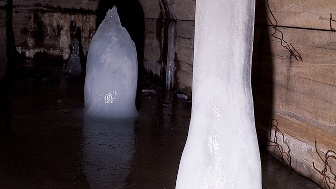 Сосульки выше человеческого роста нашли в горах Челябинской области