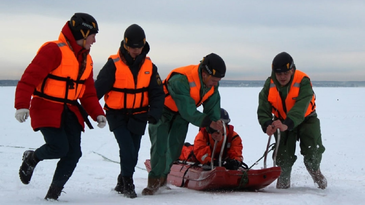 В Челябинске студенты провели тренировку по спасению человека, провалившегося под лед