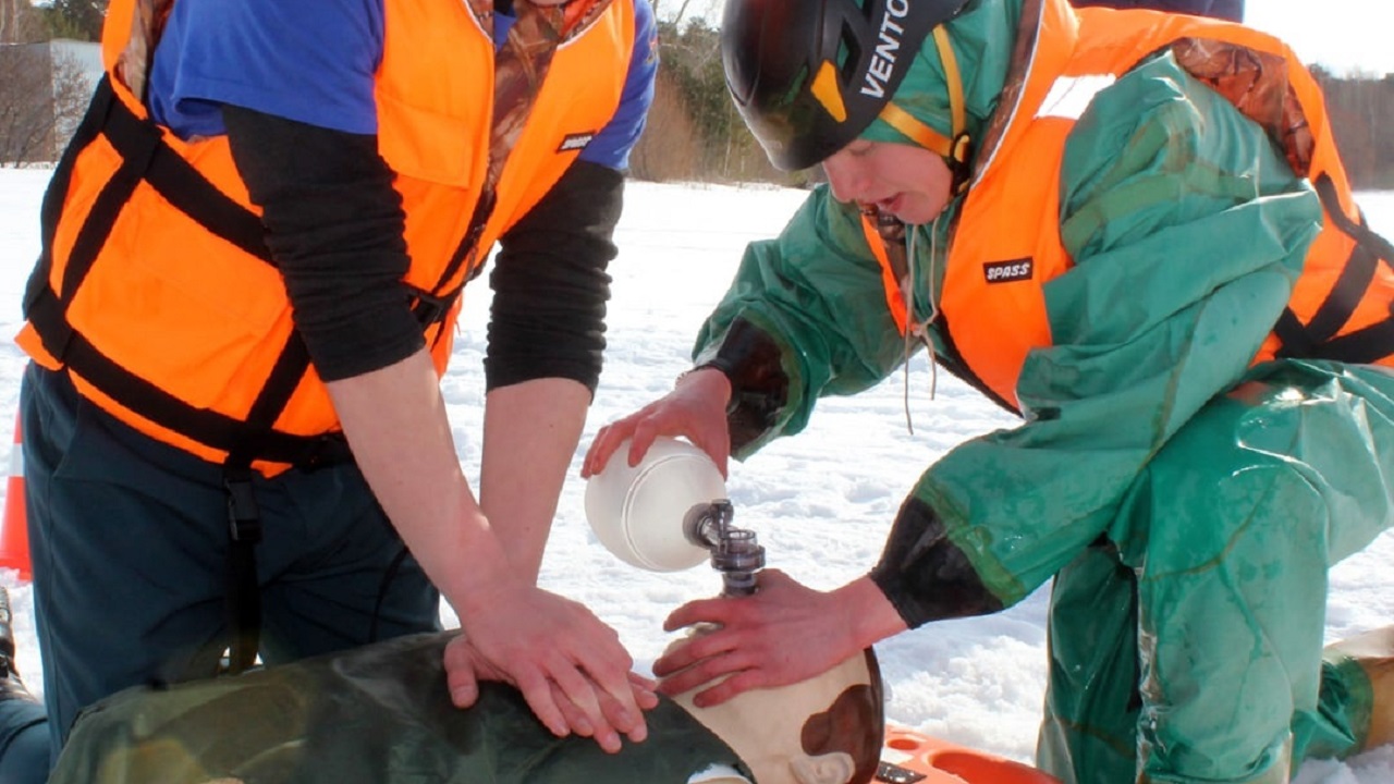 В Челябинске студенты провели тренировку по спасению человека, провалившегося под лед