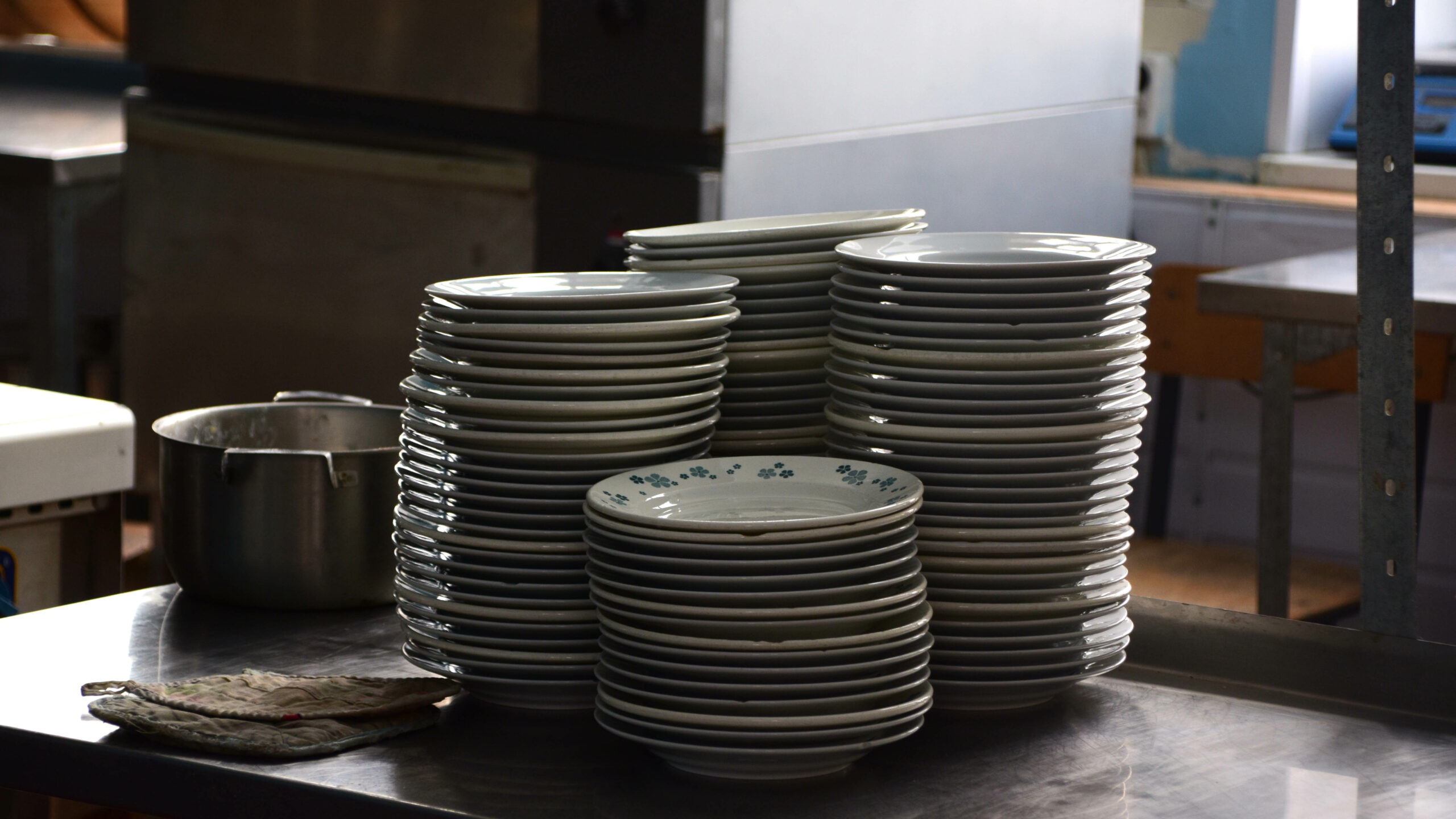 Из меню школьных столовых Челябинска убирают сосиски и колбасу Из меню школьных столовых Челябинска убирают сосиски и колбасу