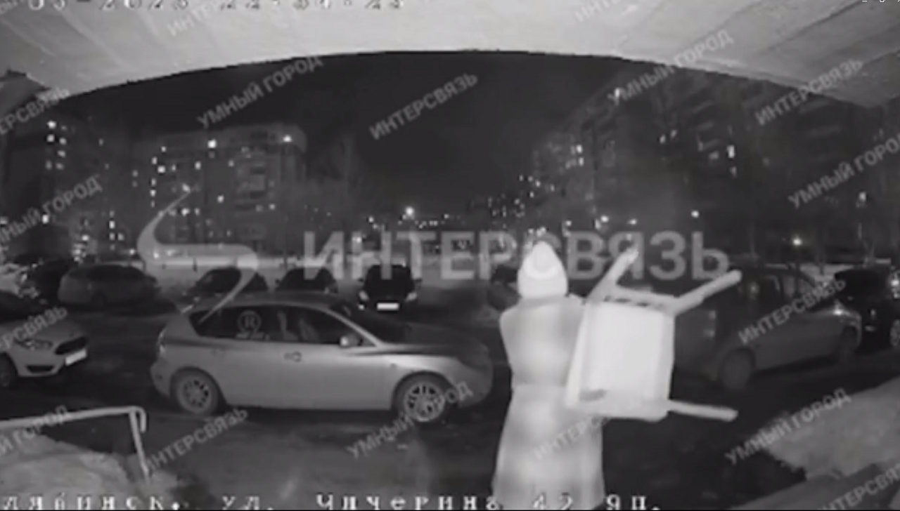 Жительница Челябинска разбила стулом четыре автомобиля