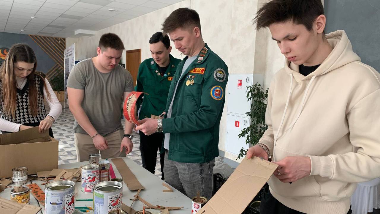 Студенты в Челябинске делают окопные свечи для бойцов СВО