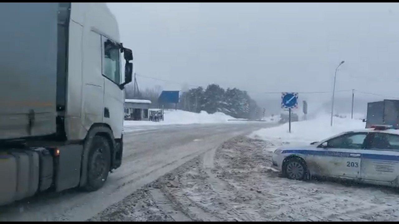 Как пережить непогоду: водители в Челябинской области стоят в пробках на трассе