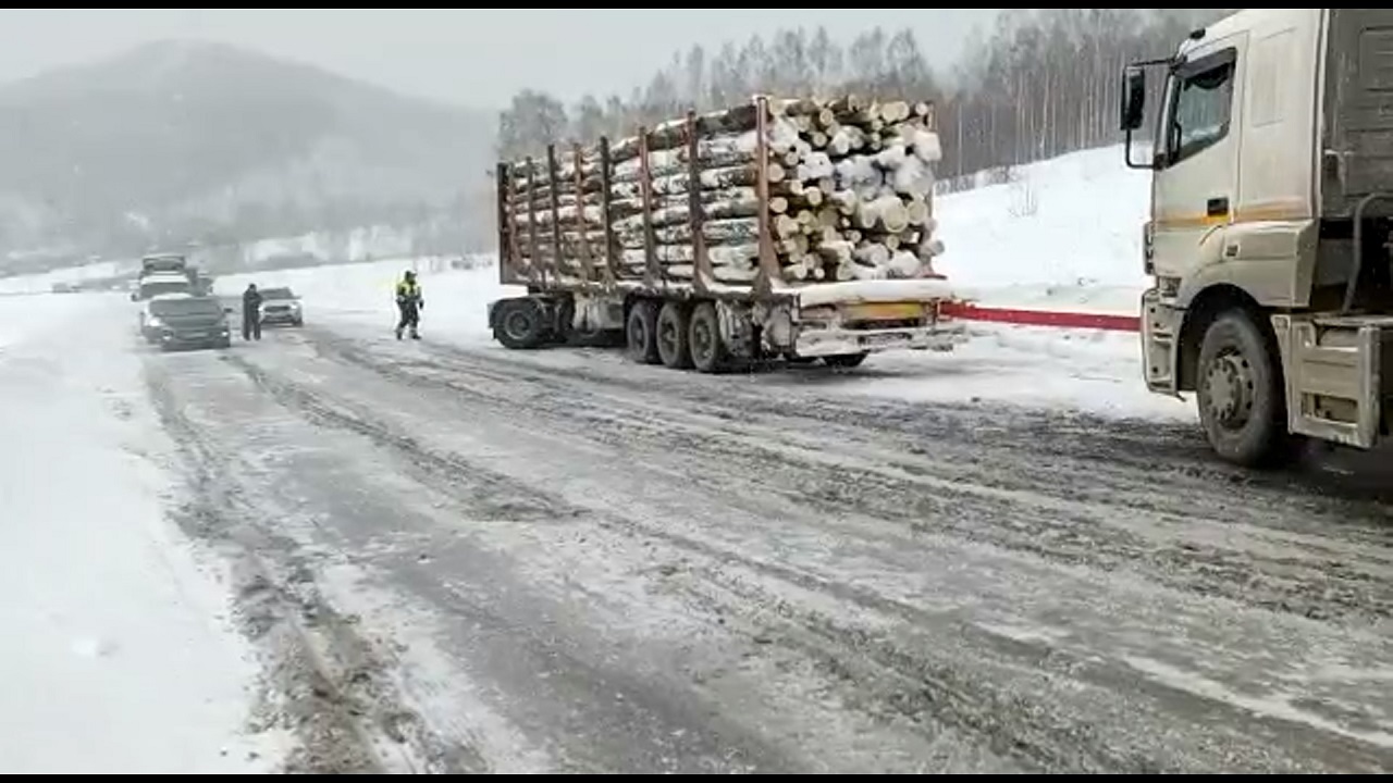 Как пережить непогоду: водители в Челябинской области стоят в пробках на трассе