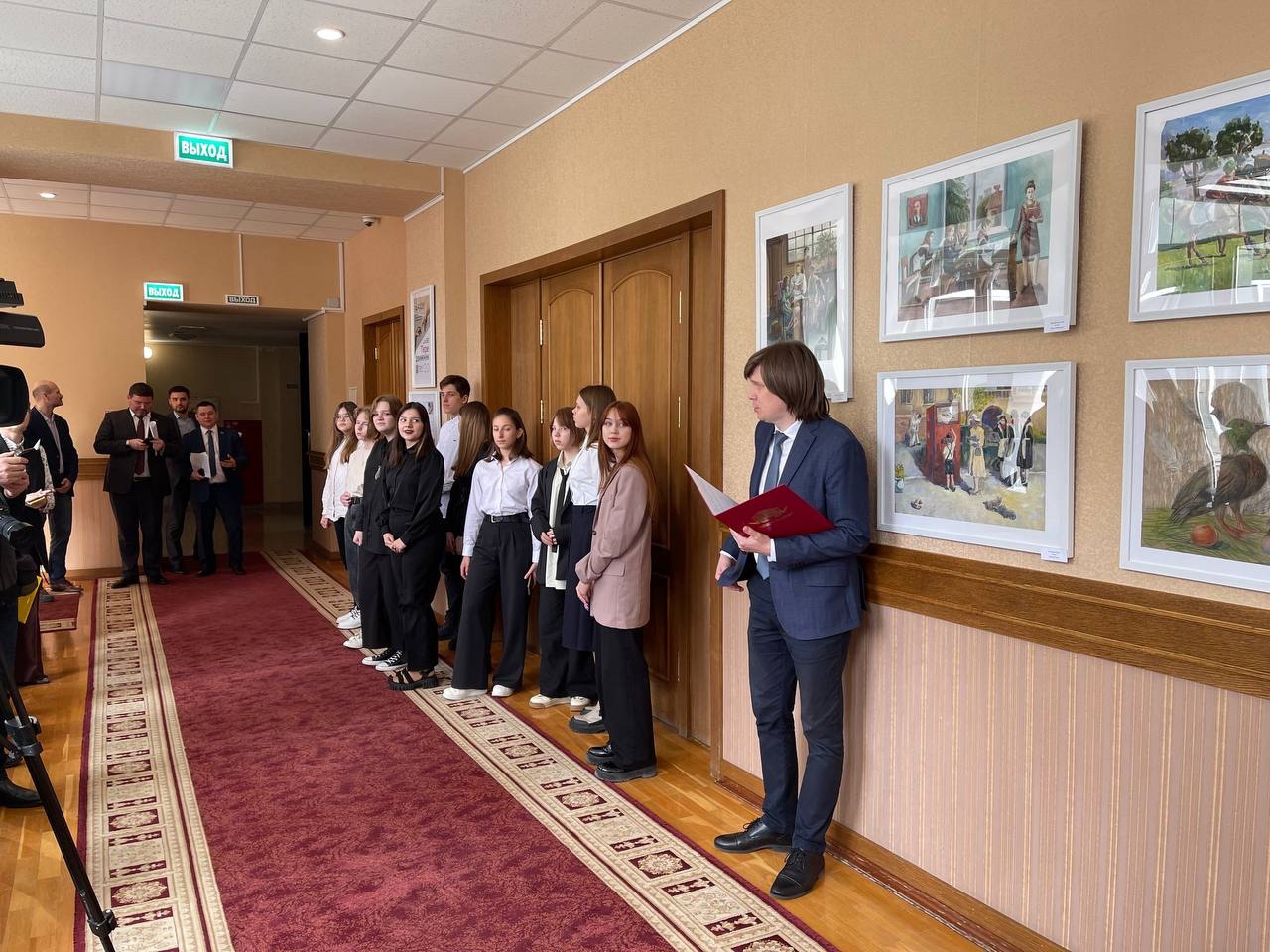 Юные художники из Челябинска организовали в Законодательном собрании выставку картин