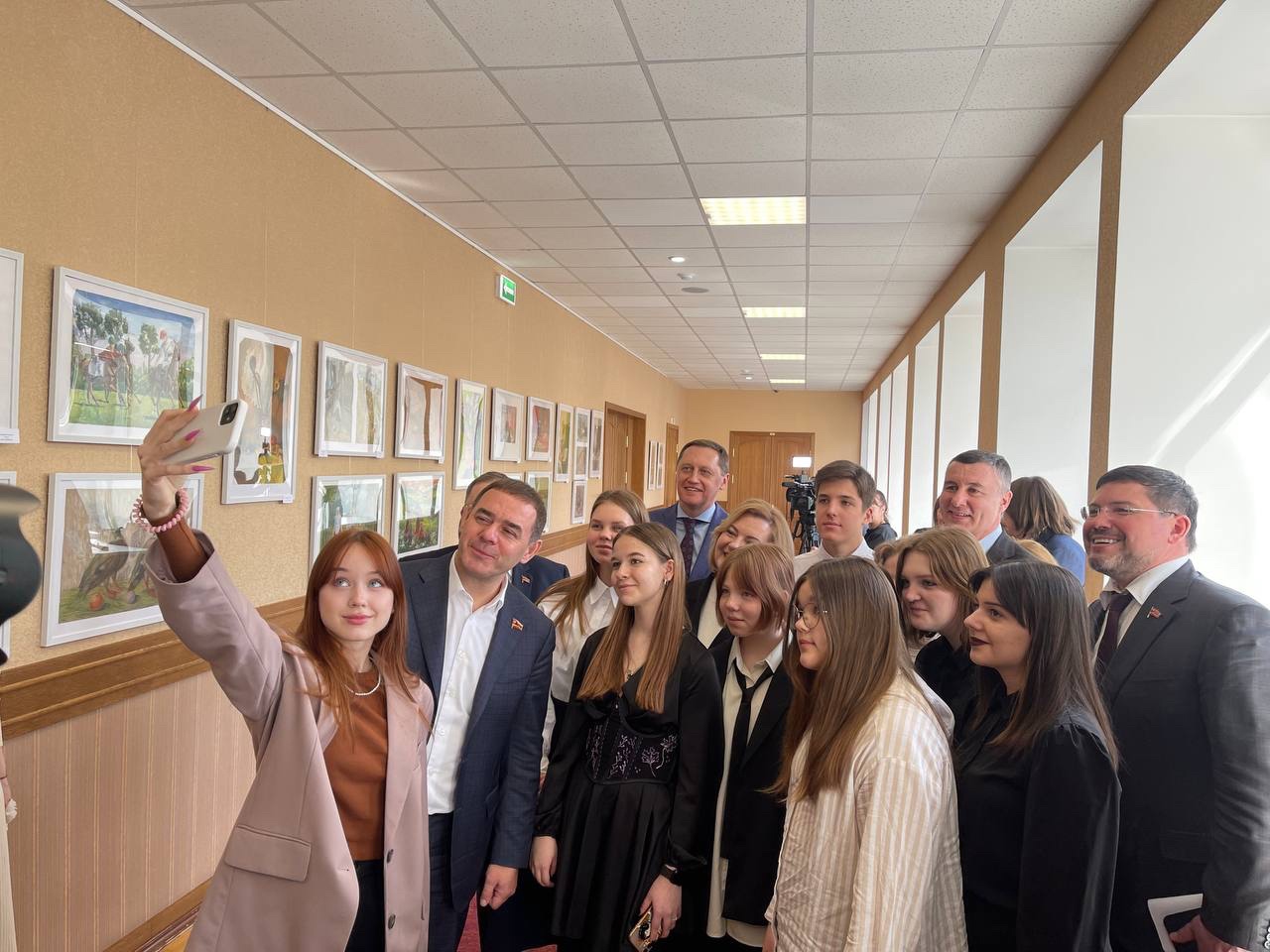 Юные художники из Челябинска организовали в Законодательном собрании выставку картин